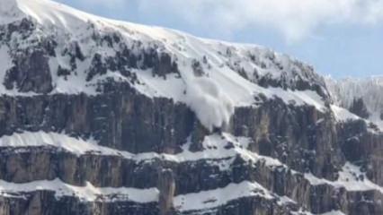 Şırnak'ta dağlardan kopan kar k&uuml;tleleri şelaleye d&ouml;n&uuml;şt&uuml;