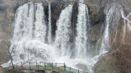 Son 20 yılın en coşkun hali: Sivas&rsquo;ta obrukla oluşan şelale ziyaret&ccedil;i akınına uğradı