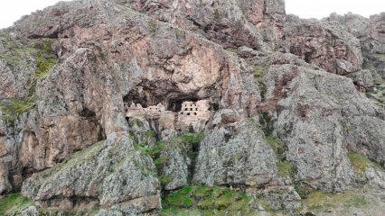 S&uuml;mela değil Alicin! Kayalıklar arasına gizlenmiş tarih: Alicin Manastırı