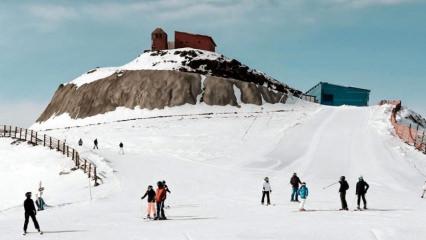 Tiş&ouml;rtle kayak imkanı! Bahar mevsiminde Paland&ouml;ken pistleri doldu taştı