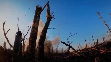 Ukrayna-Rusya savaşında siperdeki g&ouml;ğ&uuml;s g&ouml;ğ&uuml;se &ccedil;atışma kamerada