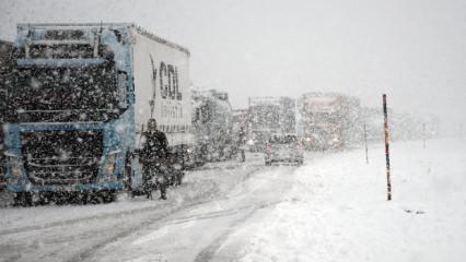 Yoğun kar kara yolunu kapattı! Ulaşım kontroll&uuml; sağlanıyor