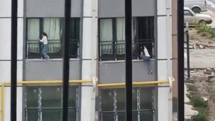 Hatay'da pencereden &ccedil;ıkan &ccedil;ocuk y&uuml;rekleri ağza getirdi! O anlar kamerada 