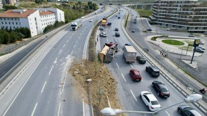Başakşehir'de hafriyat kamyonu devrildi, tonlarca toprak yola sa&ccedil;ıldı