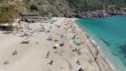 Alanya&rsquo;da nisan ayında deniz keyfi: Turistler sahillere akın etti