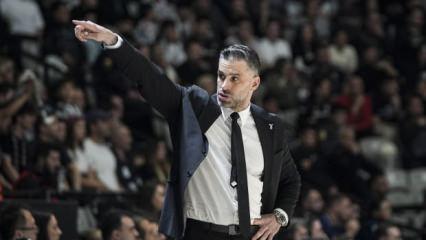 Beşiktaş'ın hocasından b&uuml;y&uuml;k başarı! Avrupa'da yılın ko&ccedil;u se&ccedil;ildi