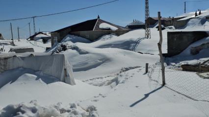 Bir mahalle nisan ayında kara g&ouml;m&uuml;ld&uuml;: Beyaz &ouml;rt&uuml; 3 metreyi buldu
