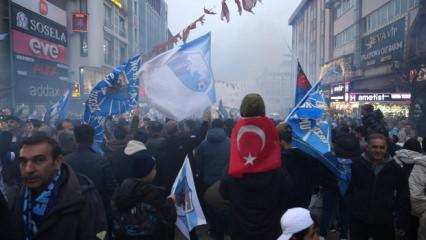 Bir şehir meydanlara d&ouml;k&uuml;ld&uuml;! Dadaşlar şampiyonluğu kutluyor