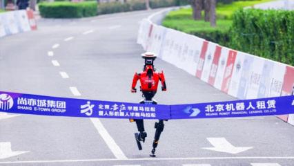 &Ccedil;in'de insansı robotlar yarı maraton d&uuml;nya rekorunu kırdı