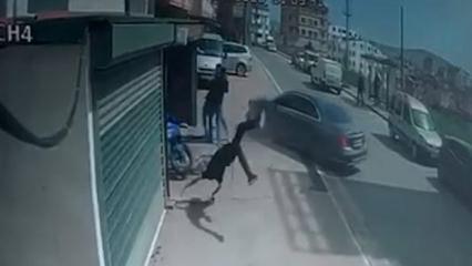 &Ccedil;ocuğunu tehdit ettiğini &ouml;ne s&uuml;rd&uuml;, otomobiliyle motosikletliye b&ouml;yle &ccedil;arptı