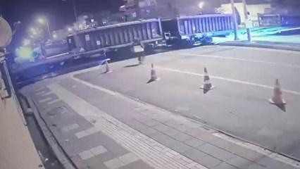 Diyarbakır'da otomobil trenle &ccedil;arpıştı! Barikatlara rağmen ge&ccedil;ti...