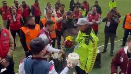 Elazığspor taraftarından polislere &ccedil;i&ccedil;ek