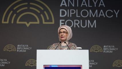 Emine Erdoğan, Antalya Diplomasi Forumu'nda "Filistin İ&ccedil;in Tek Y&uuml;rek" temalı etkinliğe katıldı