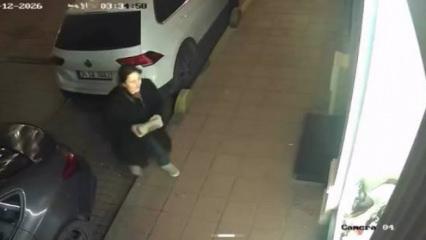 Fatih'te kaldırım taşıyla iş yerinin camlarını kıran kadın kamerada