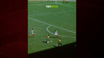 Futbol tutkunları ge&ccedil;mişe gitti! Brezilya efsanesi Pele'nin frikiği kamerada