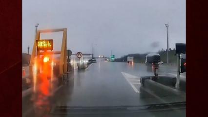 Gişelerde gergin anlar! S&uuml;r&uuml;c&uuml;n&uuml;n gişe &ccedil;alışanıyla kavgası kamerada