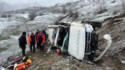 Hasta taşıyan ambulans, u&ccedil;uruma yuvarlandı: 1 &ouml;l&uuml;, 4 yaralı