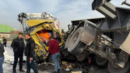 Hatay'da faciadan d&ouml;n&uuml;ld&uuml;: Devrilen konteyner ara&ccedil;ları ezdi ge&ccedil;ti