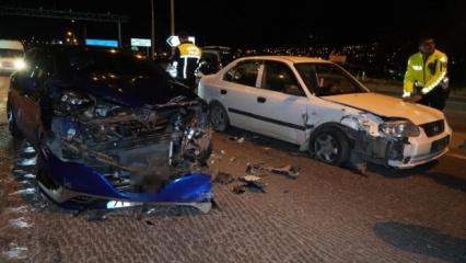 Kırmızı ışık ihlali yapan s&uuml;r&uuml;c&uuml; otomobile &ccedil;arptı: 1 yaralı