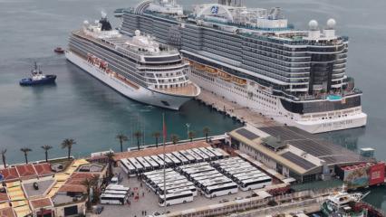 Y&uuml;zen şehirler limana demirledi: İki dev gemiyle aynı anda geldiler