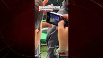 Kocaelisporlu minik taraftarın cep telefonunu g&ouml;ren Serdar Dursun'dan &ouml;rnek hareket