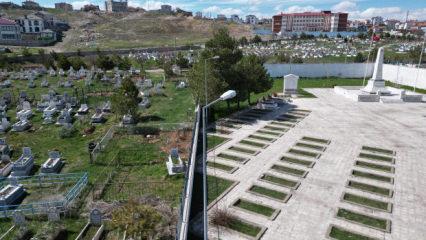 Mezarlıkta dikkat &ccedil;eken detay: Kabirlerin kıble y&ouml;n&uuml; farklı &ccedil;ıktı