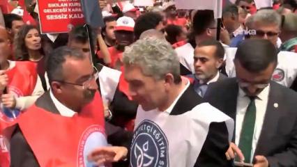 Sendikalarının taşın altına ellerini koymayıp g&uuml;le oynaya g&ouml;steri yapması tepki &ccedil;ekti