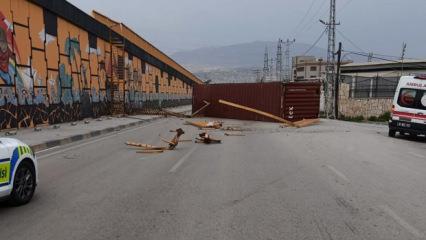 Şiddetli fırtınanın tırda taşınan konteyneri u&ccedil;urduğu anlar kamerada