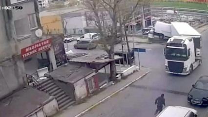 Şof&ouml;r&uuml;n &ccedil;aresiz koşuşu kamerada: Kayıp giden tır minib&uuml;se &ccedil;arptı