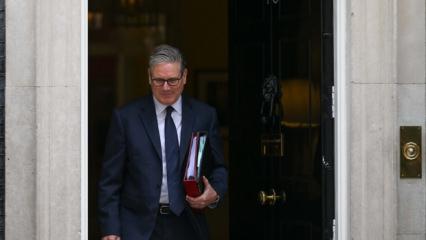 Starmer&rsquo;ın ataması skandala d&ouml;n&uuml;şt&uuml;! B&uuml;y&uuml;kel&ccedil;i'nin Epstein bağlantısı tepki &ccedil;ekti