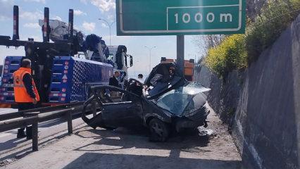 TEM Otoyolu'nda otomobil y&ouml;n levhasına saplandı