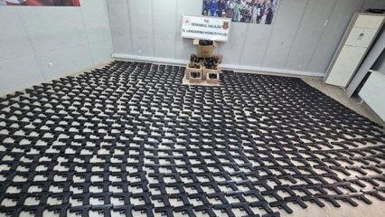 İstanbul'da durdurulan kamyonetten koli koli silah &ccedil;ıktı