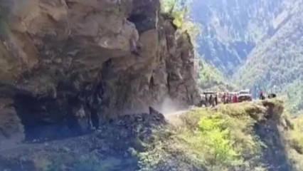 Hindistan'da dev kayanın &ccedil;&ouml;k&uuml;ş&uuml; kamerada: Facianın eşiğinden d&ouml;n&uuml;ld&uuml;