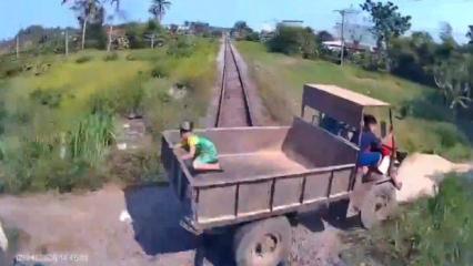  Vietnam'da feci tren kazası: 10 yaşındaki &ccedil;ocuk feci şekilde can verdi