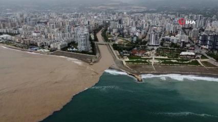 Yaylalardaki sel Akdeniz&rsquo;in rengini değiştirdi