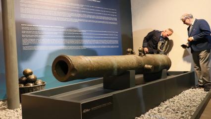 Yer: İzmir! S&ouml;k&uuml;me gelen gemide tarihi bronz gemi topu ve g&uuml;lleler bulundu