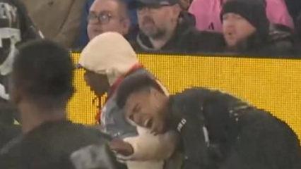 Yine Liverpool stadı yine olay! PSG'nin yıldızı mikrofon standına &ccedil;arparak sakatlandı