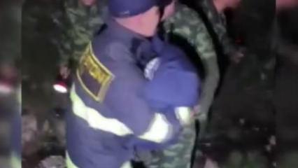 Zirvede korku dolu saatler: Kayıp &ccedil;ocuk karlar i&ccedil;inde hayata tutundu