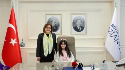 Başkan Şahin makamını 4'&uuml;nc&uuml; sınıf &ouml;ğrencisi Beren'e bıraktı 