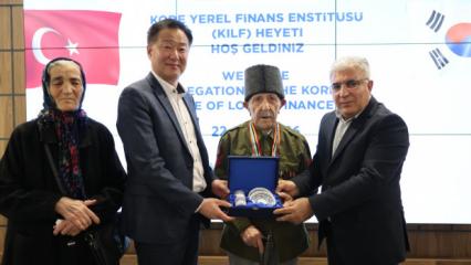 Bağcılar Belediyesi&rsquo;nde duygulandıran an! Koreli heyet 97 yaşındaki gaziyle buluştu
