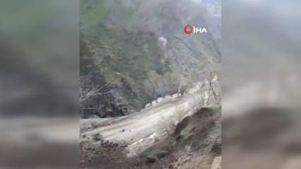 Bah&ccedil;esaray'da mahalle yolunda heyelan