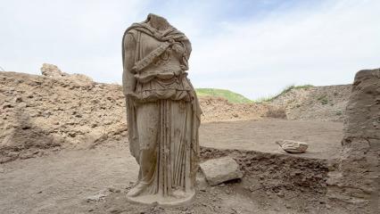 Bakan Ersoy duyurdu: 2 metrelik Athena heykeli ortaya &ccedil;ıkarıldı