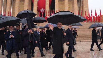 Bakan Tekin'den Anıtkabir'e ziyaret