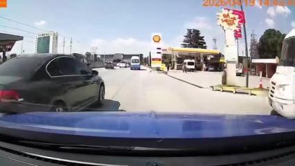 Bursa&rsquo;da trafikte tehlikeli anlar: Makas atan s&uuml;r&uuml;c&uuml; kamerada