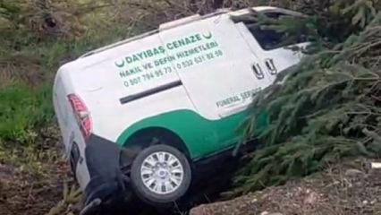 Cenaze nakil aracı kaza yaptı, ara&ccedil;taki 2 kişi yaralandı