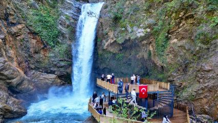 Cennetten bir k&ouml;şe gibi: Kara&ccedil;ay Şelalesi&rsquo;nde oluşan manzaralar mest etti