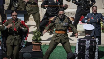 Gelibolu'da ilgin&ccedil; g&ouml;r&uuml;nt&uuml;ler: Haka dansı ile anma t&ouml;reni yapıldı