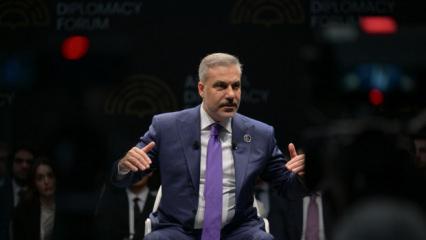 Gen&ccedil;lerden Bakan Fidan'a zor soru: 'Bunu cevaplayamam' dedi, alkış koptu