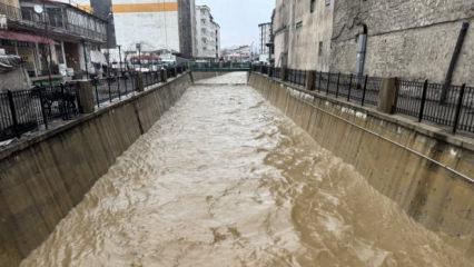 Hakkari'yi sağanak ve heyelan vurdu