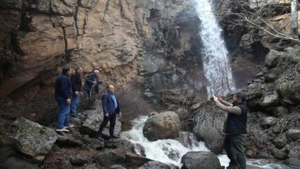 İlk defa b&ouml;yle g&ouml;rd&uuml;ler: Erciyes Dağı eteklerindeki şelale 10 yılın ardından aktı